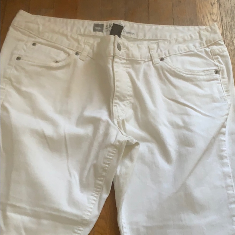 Womens basic white jeans great condition